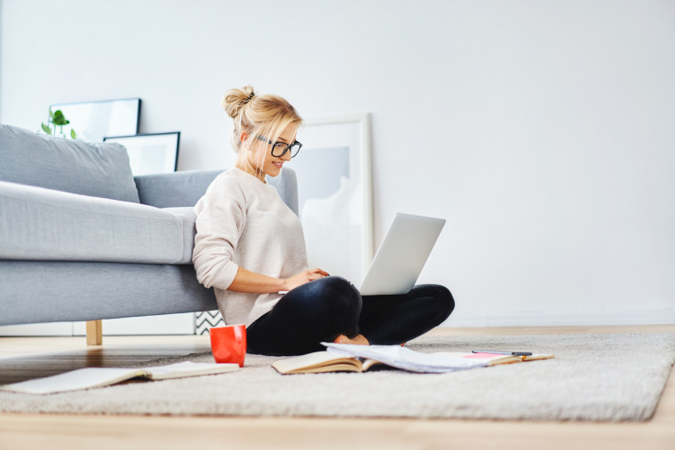 work life integration - ragazza che lavora da laptop seduta sul tappeto - frezza magazine